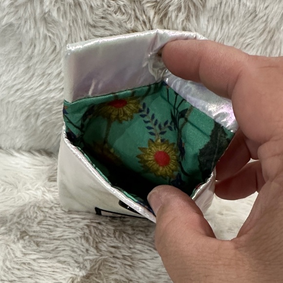 Gucci Iridescent Heart Mirror - Picture 3 of 4